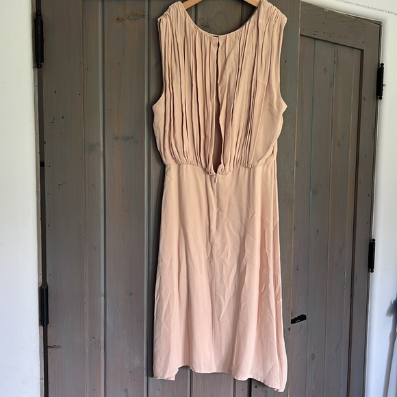 Beautiful sleeveless dress. Perfect for special occasions. - Picture 2 of 4